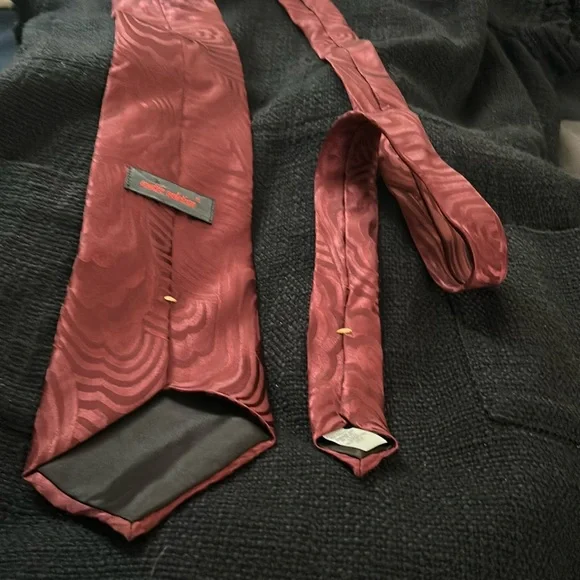 🔥 Andre Valetino 💯 % silk Necktie Red78054 RN # 45590 serial # 6562713399